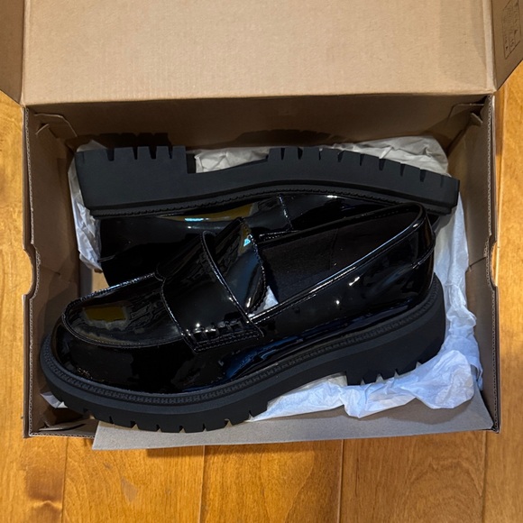 Skechers Shoes - NIB Women’s Sketchers Black Loafers